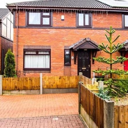 Brigstock Holidays House Manchester Bagian luar foto