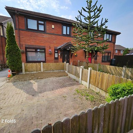 Brigstock Holidays House Manchester Bagian luar foto