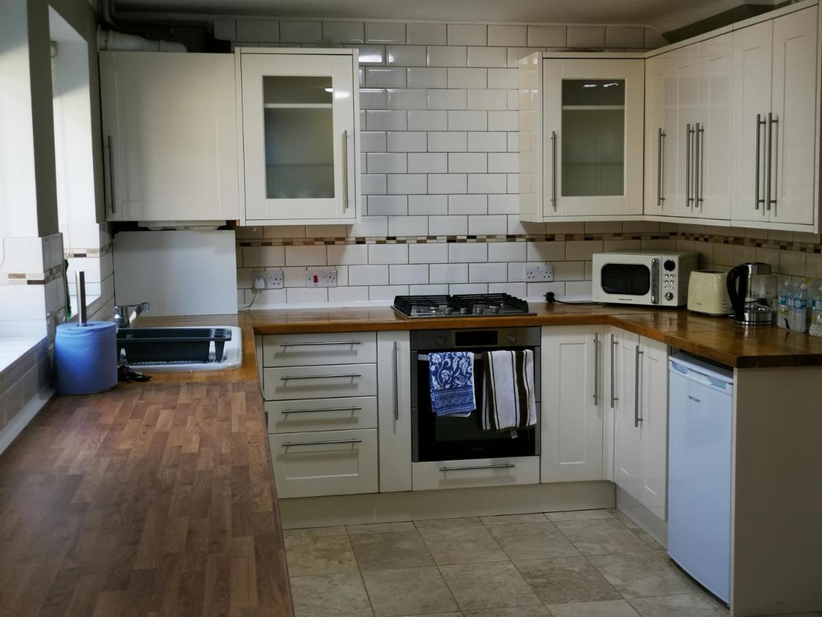 Brigstock Holidays House Manchester Bagian luar foto