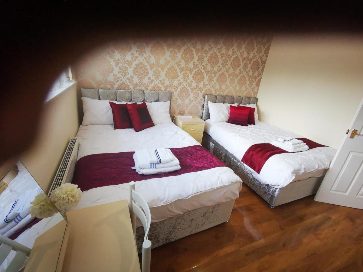 Brigstock Holidays House Manchester Bagian luar foto