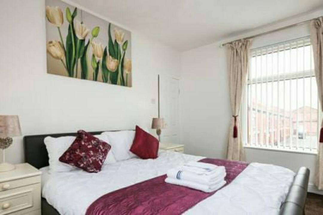 Brigstock Holidays House Manchester Bagian luar foto