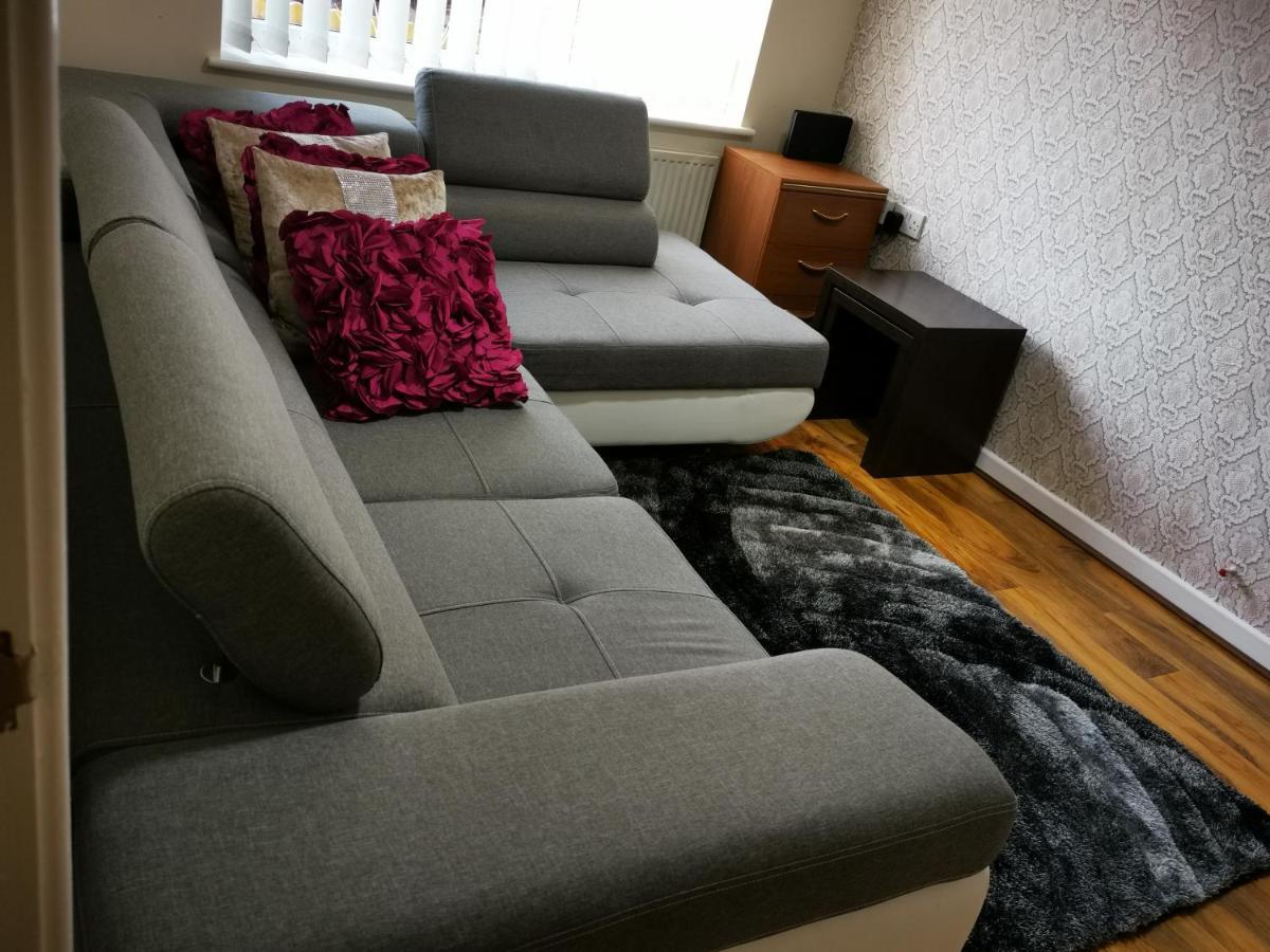 Brigstock Holidays House Manchester Bagian luar foto