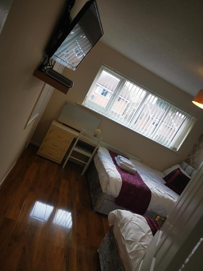 Brigstock Holidays House Manchester Bagian luar foto