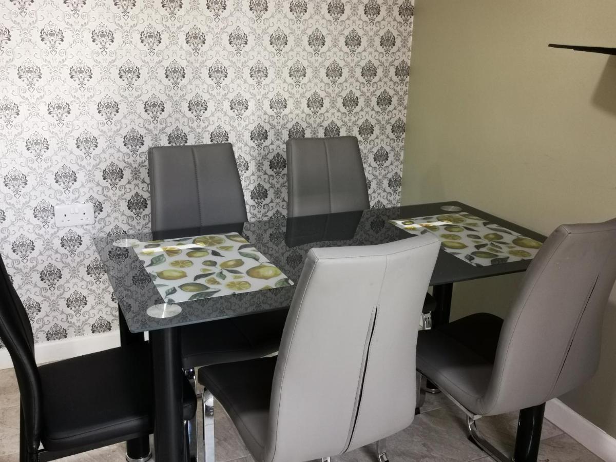 Brigstock Holidays House Manchester Bagian luar foto