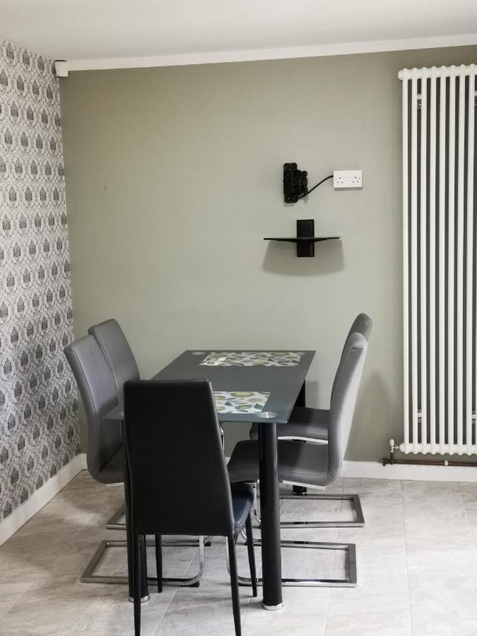 Brigstock Holidays House Manchester Bagian luar foto