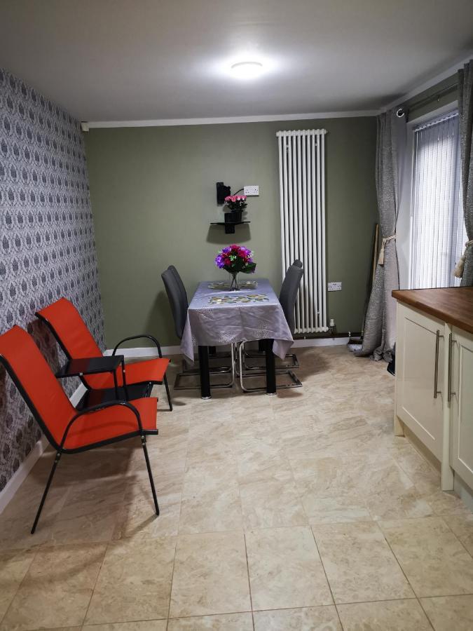 Brigstock Holidays House Manchester Bagian luar foto