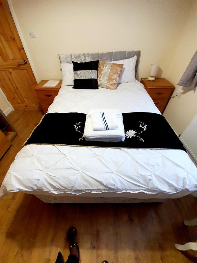 Brigstock Holidays House Manchester Bagian luar foto