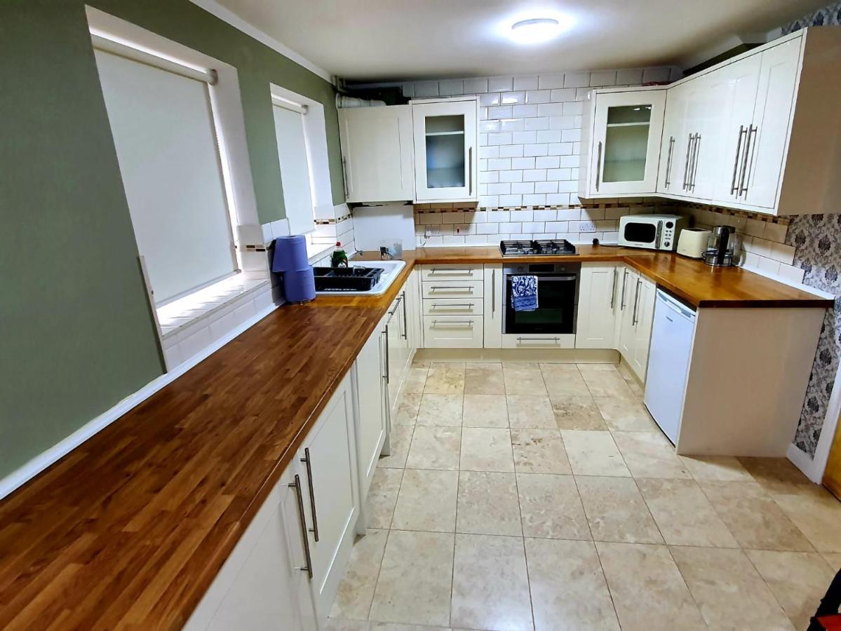 Brigstock Holidays House Manchester Bagian luar foto