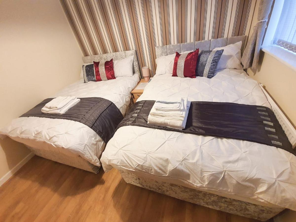 Brigstock Holidays House Manchester Bagian luar foto