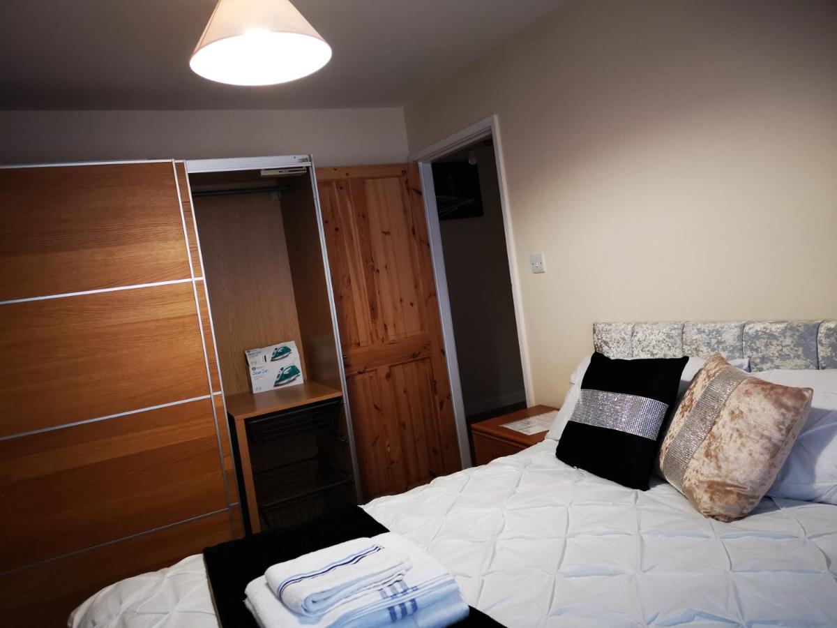 Brigstock Holidays House Manchester Bagian luar foto