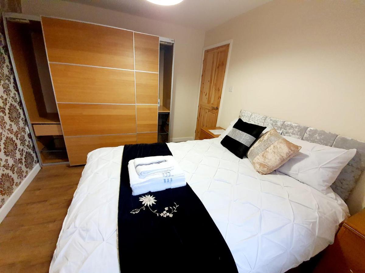 Brigstock Holidays House Manchester Bagian luar foto