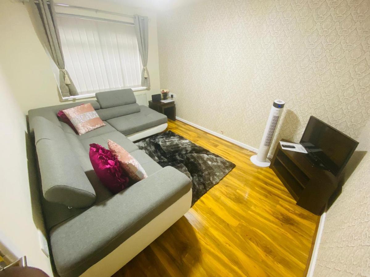 Brigstock Holidays House Manchester Bagian luar foto