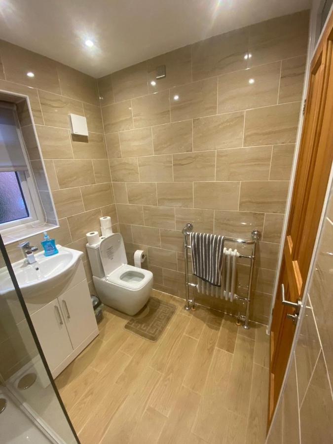 Brigstock Holidays House Manchester Bagian luar foto