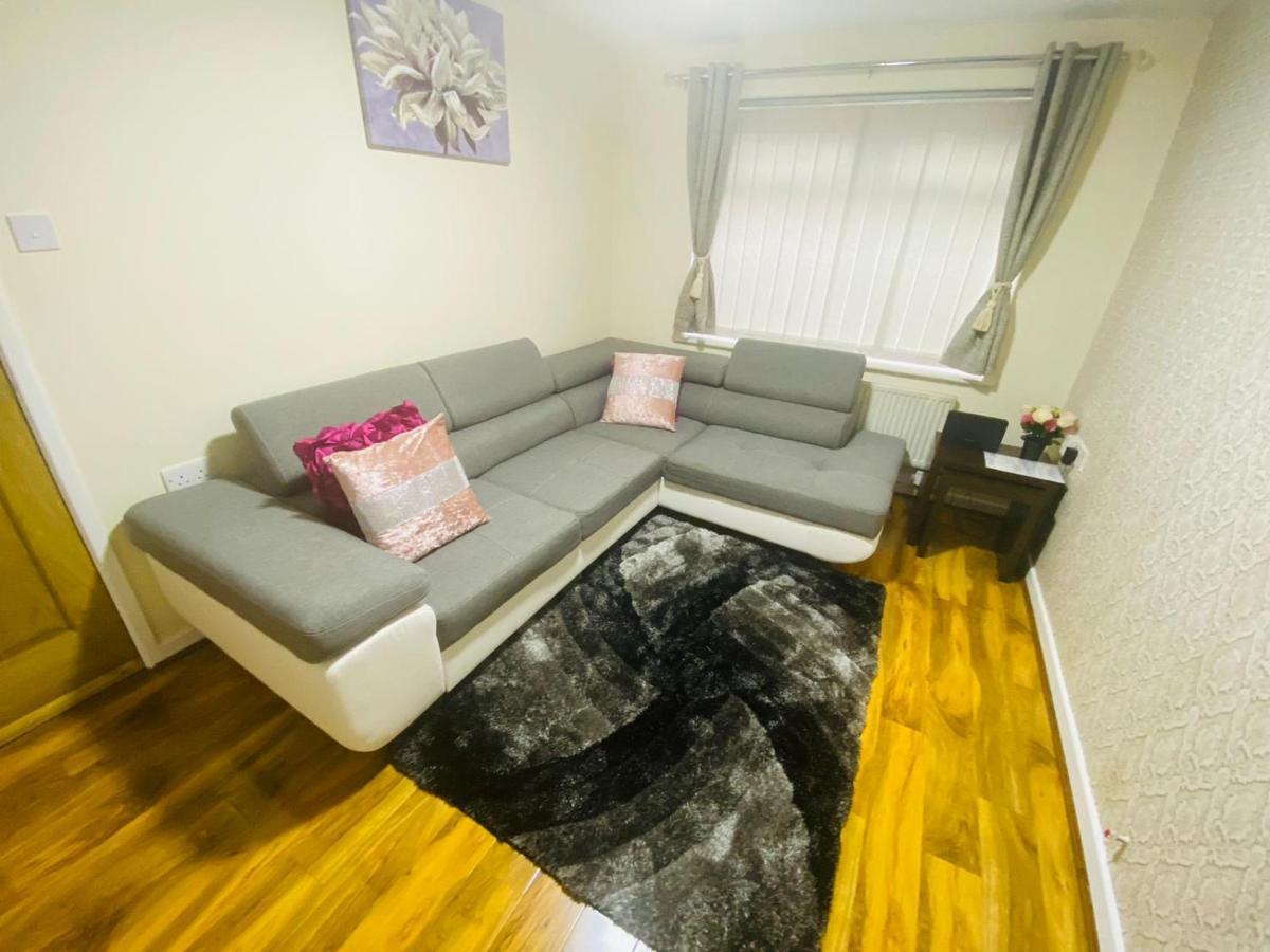 Brigstock Holidays House Manchester Bagian luar foto