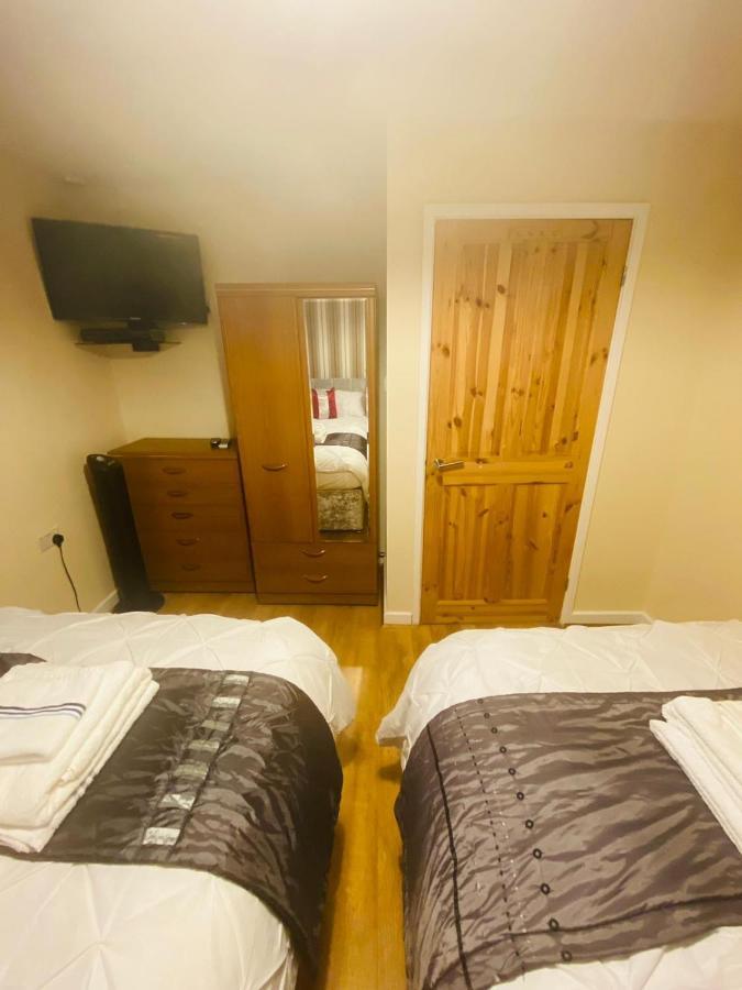 Brigstock Holidays House Manchester Bagian luar foto