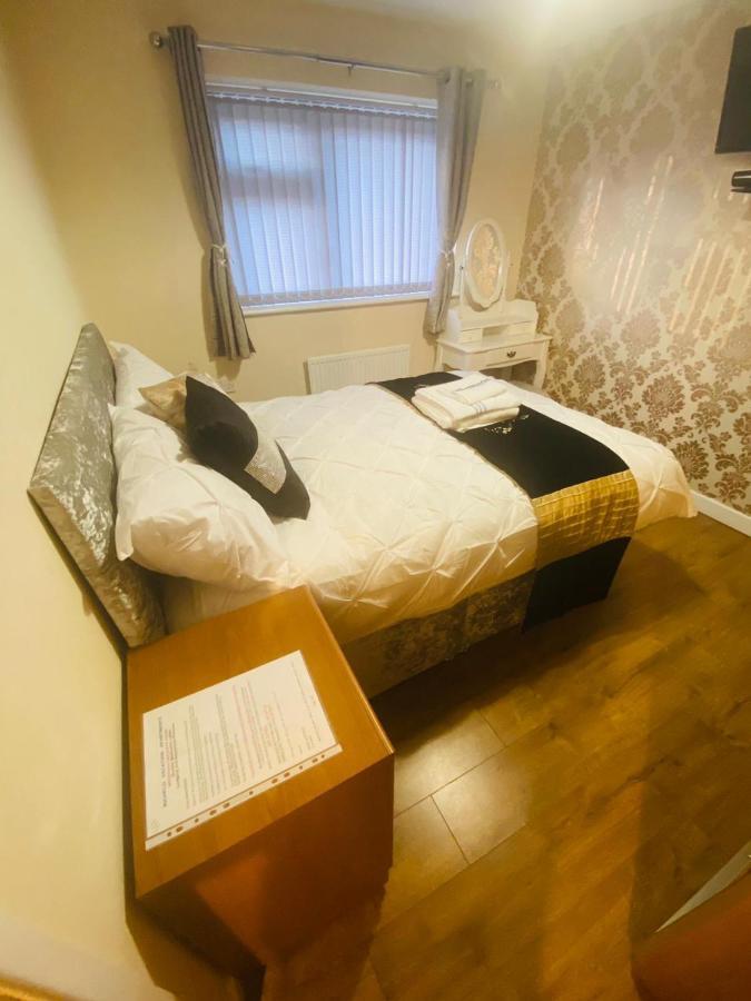 Brigstock Holidays House Manchester Bagian luar foto