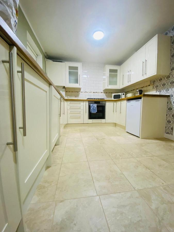 Brigstock Holidays House Manchester Bagian luar foto