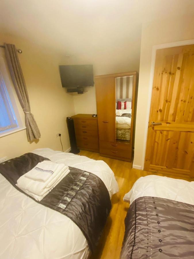 Brigstock Holidays House Manchester Bagian luar foto